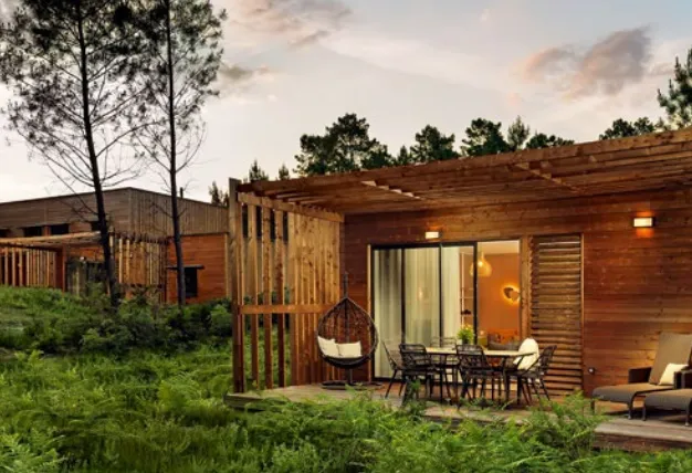 Cottage en bois et terrasse dans la pinède du domaine Center Parcs Les Landes de Gascogne