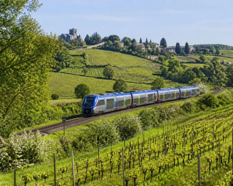 découvrez nos idées d’itinéraires et conseils pratiques pour voyager en train en nouvelle-aquitaine, une manière écologique et agréable d'explorer cette belle région.